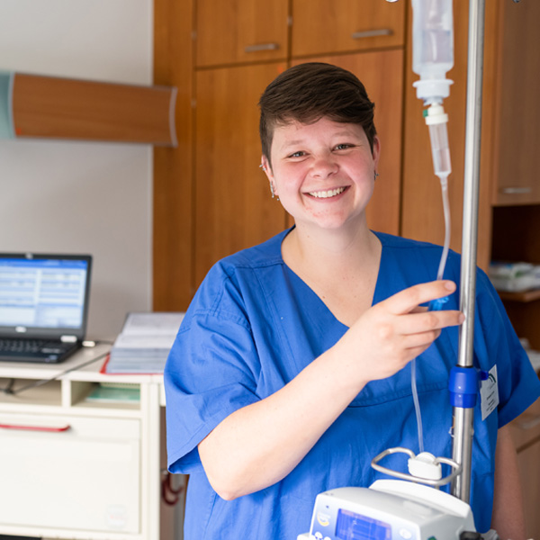 Schwester Conny Bartelt neben einem Infusionsständer