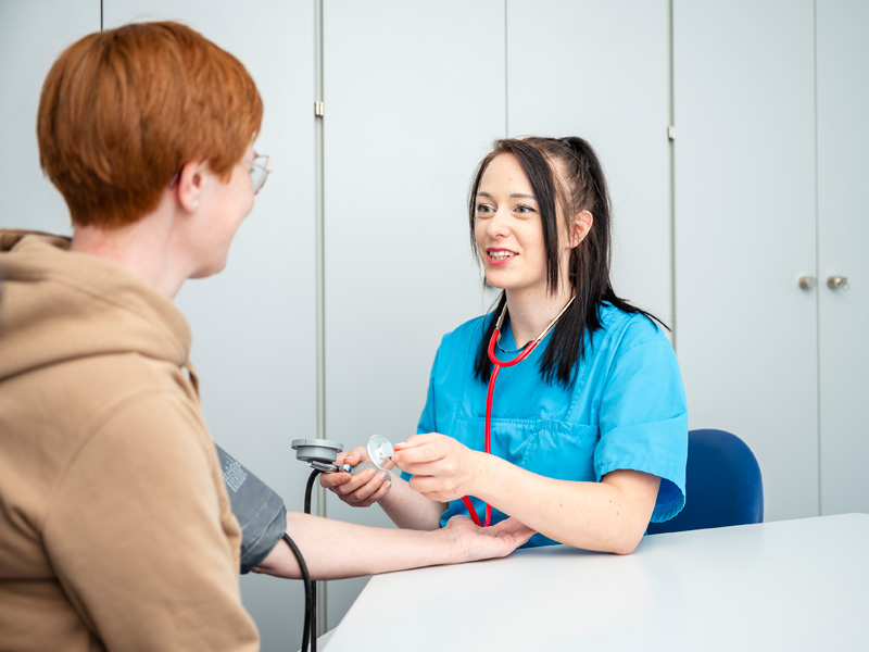 Blutdruck messen bei einer Patientin