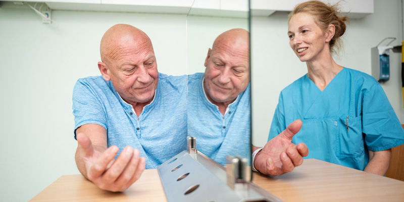 Spiegeltherapie bei amputierten Gliedmaßen