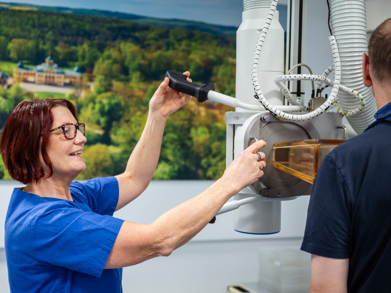 Medizinische Technologin für Radiologie bei der Arbeit