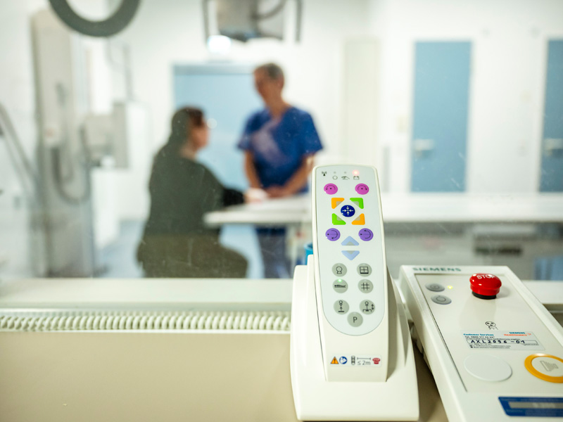 Blick durch ein Fenster in einen Behandlungsraum der Radiologie
