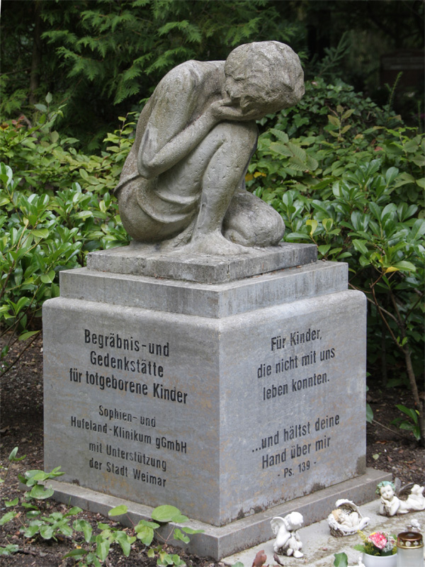 Grabstein auf dem Hauptfriedhof Weimar auf der Grabfläche für anonyme Bestattungen