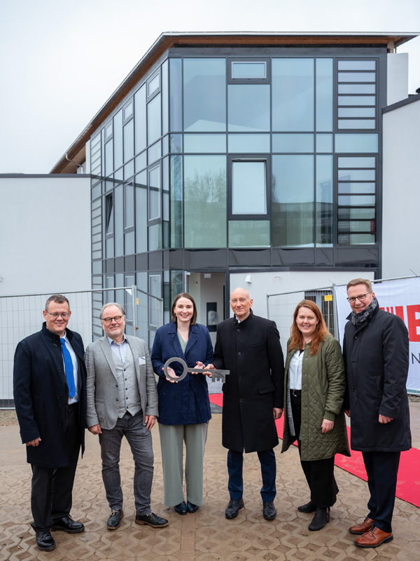 Schlüsselübergabe vor dem neuen Gebäude für Tageskliniken und Institutsambulanzen