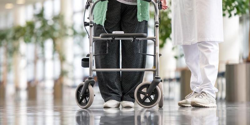 Spaziergang mit Rollator
