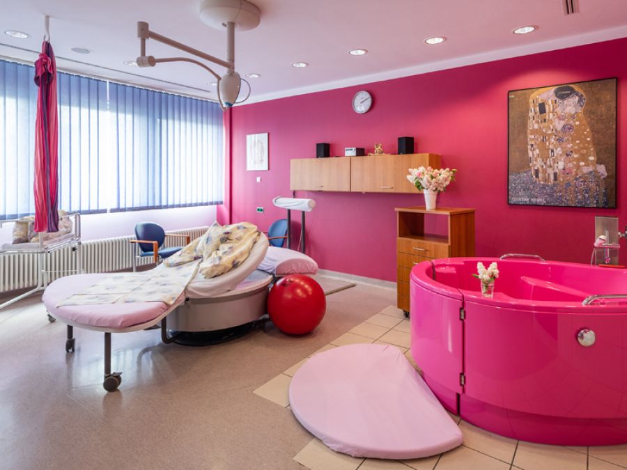 Großer Kreißsaal mit Badewanne